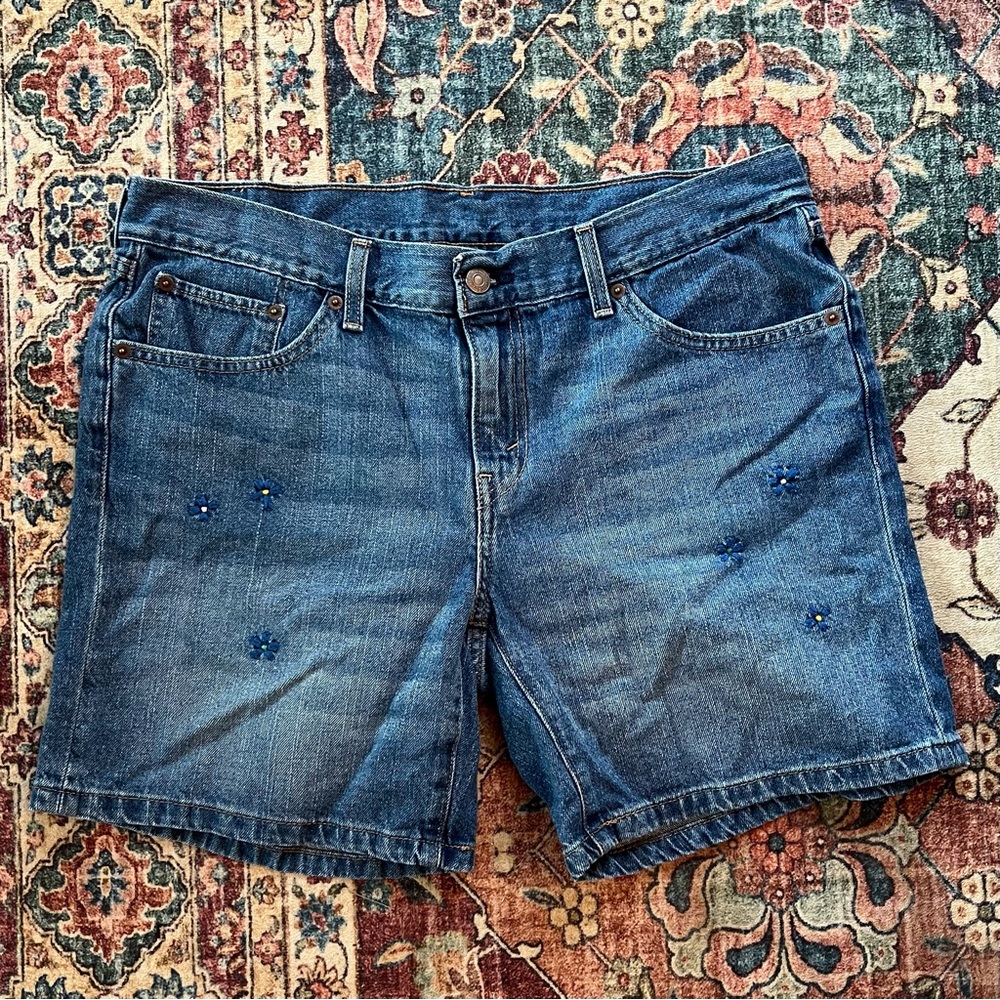 Levi's floral embroidered Jean Shorts Classic mid-rise cut, 31